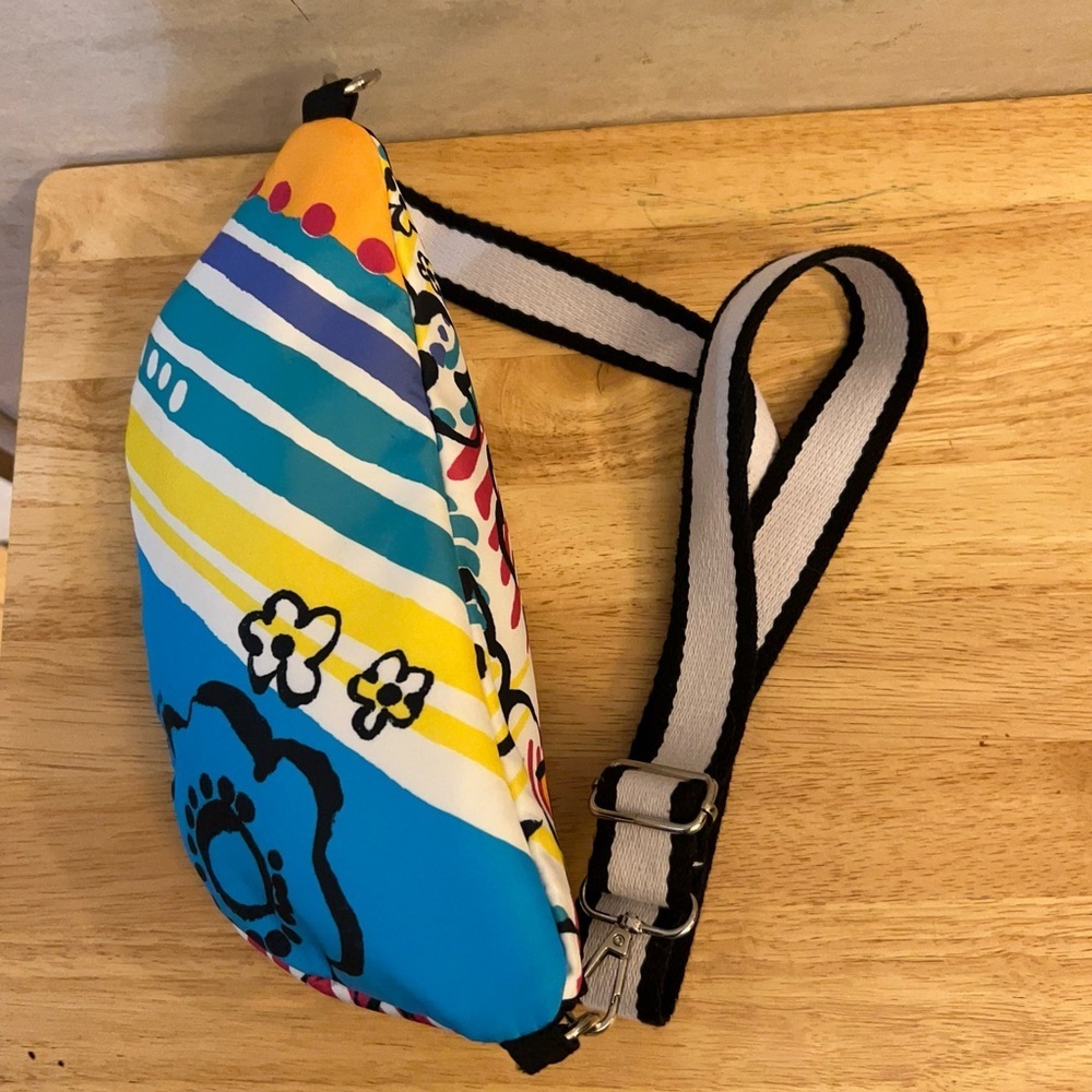 Brighton Graffiti Love Cross
Body Belt Bag 70s-Inspired Graphic Art - Picture 5 of 15